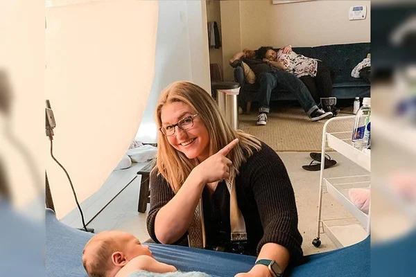 Pais caem no sono em sofá durante ensaio newborn da filha