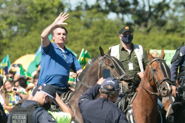 Bolsonaro participa mais uma vez de ato que pede fechamento do STF