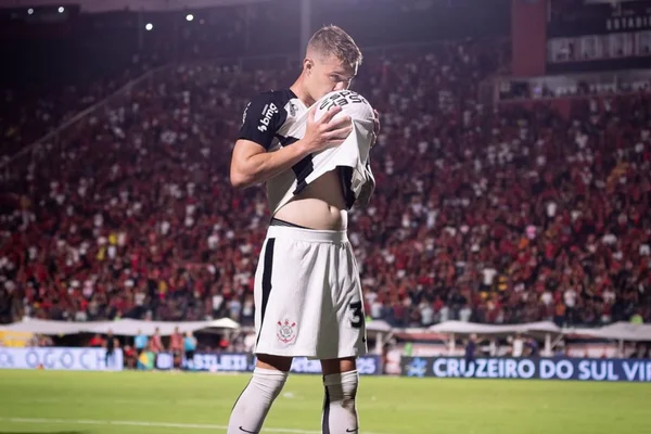 Com um a menos, Corinthians faz gol no final e triunfa sobre Vitória