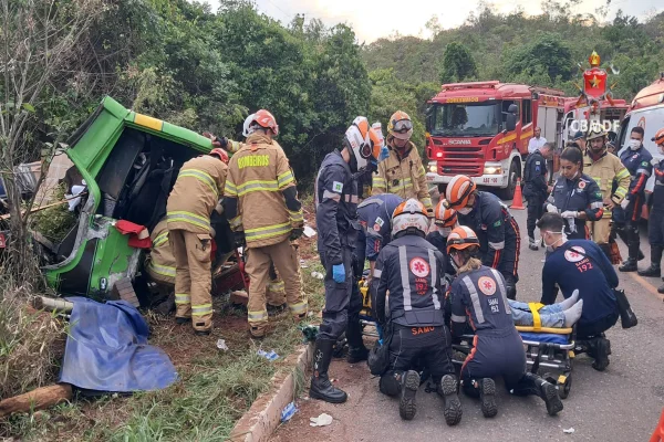 Caminhão de mudança tomba no Jardim Botânico e motorista fica preso às ferragens