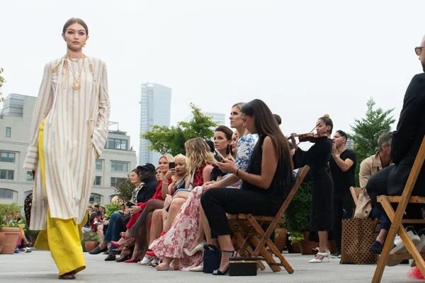 Túnicas e vestidos com calça por baixo: será que essa moda pega?