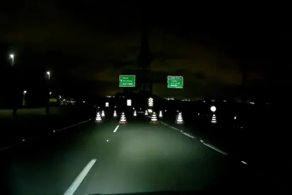 Imagem colorida de cones bloqueando rodovia. Metrópoles