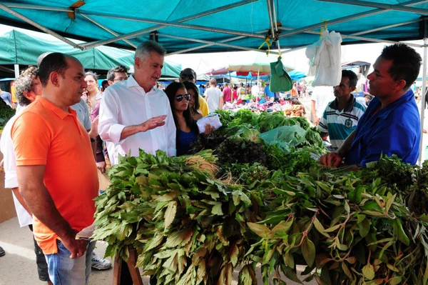 Governador visita Estrutural e promete construção de feira permanente