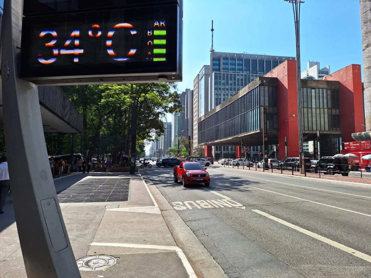 Paulistanos enfrentam semana de calor extremo; na foto, termômetro marca 34 graus na Avenida Paulista