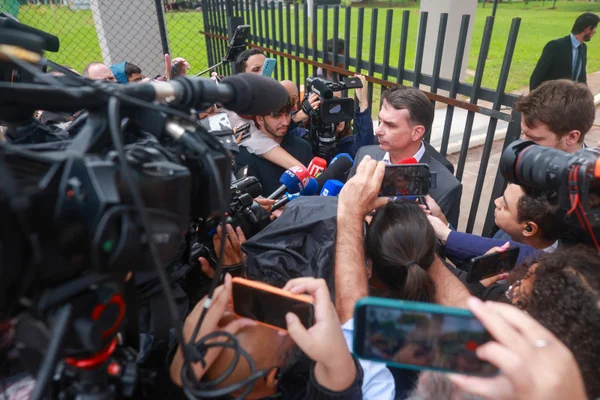 Senador Flávio Bolsonaro dá entrevista na frente da PF após visitar o pai jair bolsonaro na prisão