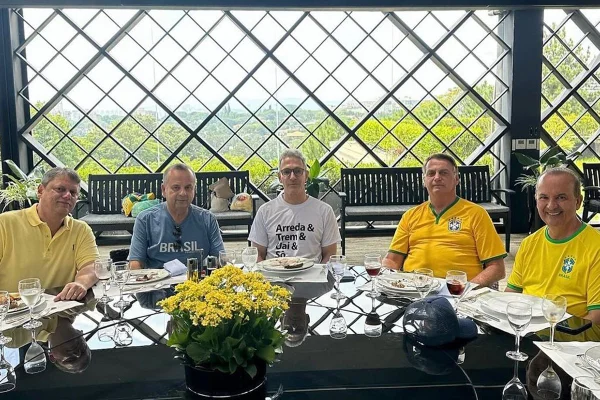 Imagem colorida mostra almoço de Bolsonaro com governadores antes de manifestação - metrópoles