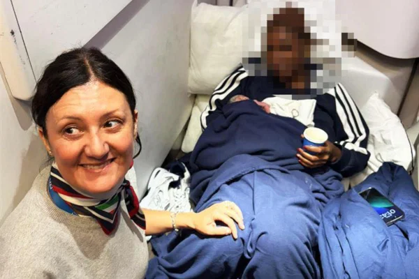 Foto colorida de uma mulher no avião dando à luz e uma funcionária