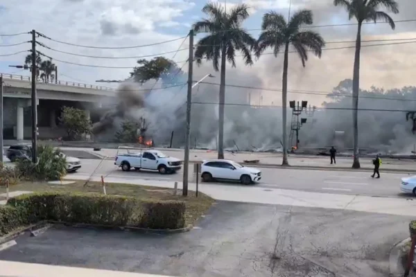 Imagem colorida de fumaça e fogo na Flórida
