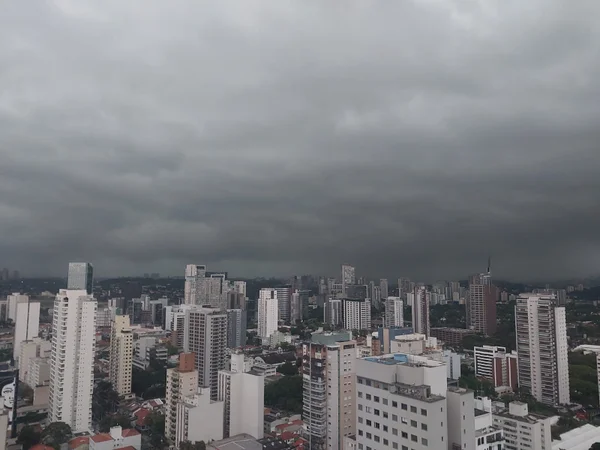 Imagem colorida de céu encoberto por nuvens em dia de tempestade em SP - Metrópoles