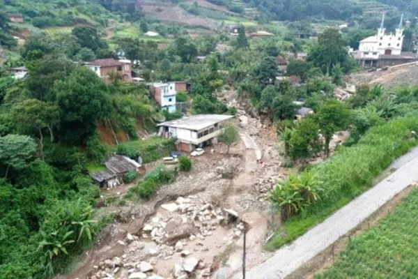 Criança morre após deslizamento de terra em Petrópolis, no Rio
