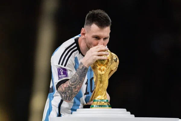 Imagem colorida de Messi - Metrópoles