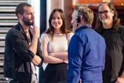 Dakota Johnson e Jamie Dornan ensaiando para a 89º cerimônia do Oscar