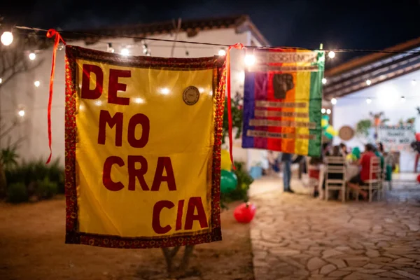 imagem colorida de churrasco de opositores no condomínio do bolsonaro, em brasília