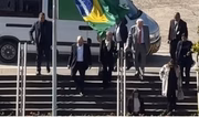 Primeira-dama Janja, e os ministros Alexandre de Moraes (STF) e Ricardo Lewandowski (Justiça) desembarcando na área reservada a autoridades do Aeroporto de Congonhas, em São Paulo, após voo da FAB que partiu de Brasília, em 13 de junho