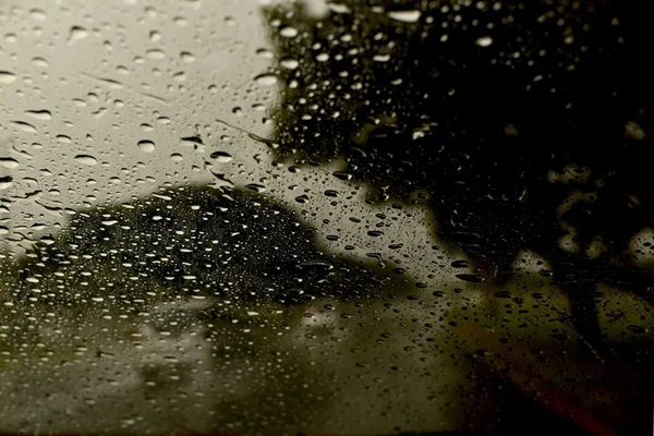 Após seca de 18 dias, chuva surpreende e volta a cair no DF