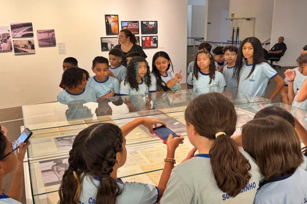 Utopias em construção: alunos do Paranoá e de Sobradinho apreciam mostra - destaque galeria