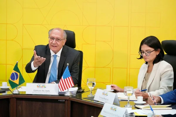 Foto colorida do vice-presidente Geraldo Alckmin em conversa com o secretário de Comércio dos Estados Unidos, Howard Lutnick - Metrópoles