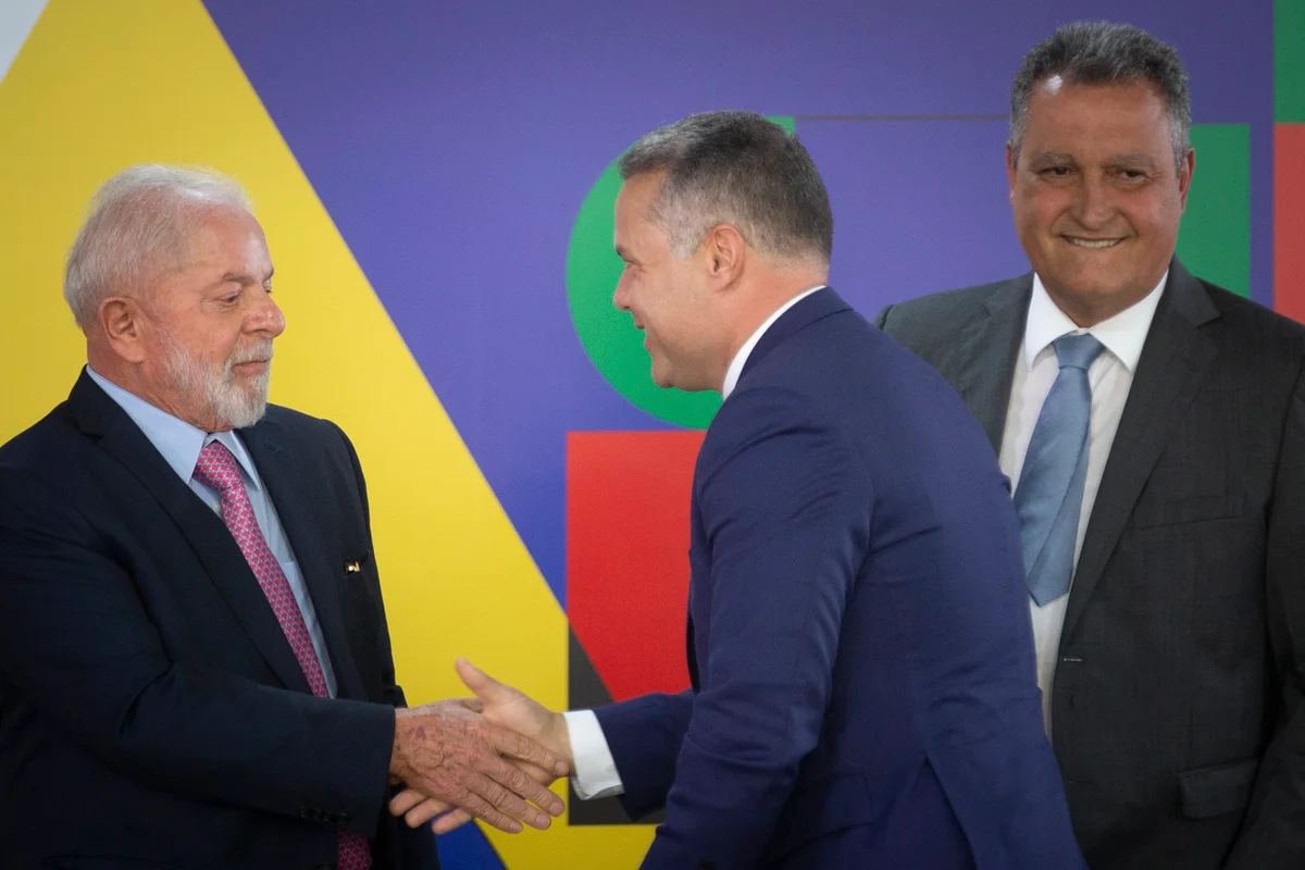 Rui Costa, ministro-chefe da Casa Civil ministro transporte Renan FIlho e o Presidente Lula durante ato no palacio do planalto - Metrópoles
