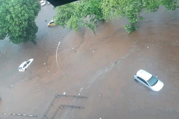 Vídeos. Brasilienses enfrentam temporal, vento forte e alagamento