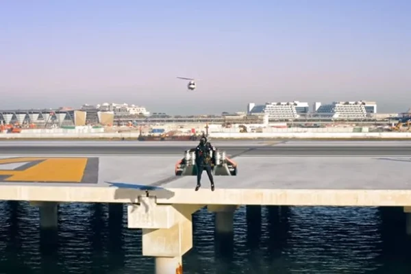 “Homem-avião” voa a 1.800 metros sobre Dubai