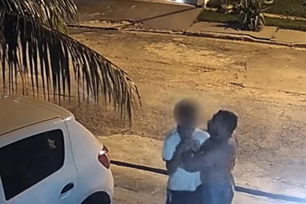 Imagem colorida de policial enforcando adolescente - Metrópoles