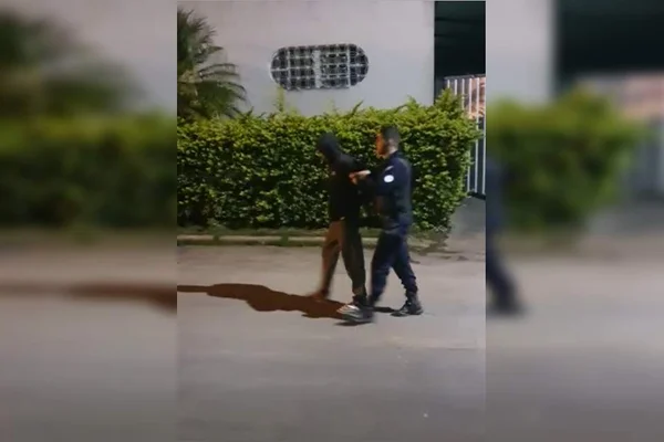 Vídeo. Homem é preso após ser visto em telhado de casa na Asa Norte