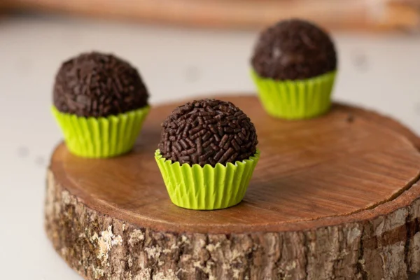 Brigadeiro proteico: como a sobremesa fit pode virar “vilã” da dieta
