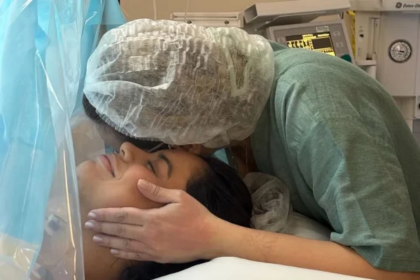 Lexa cumpre promessa feita a médica durante parto da filha