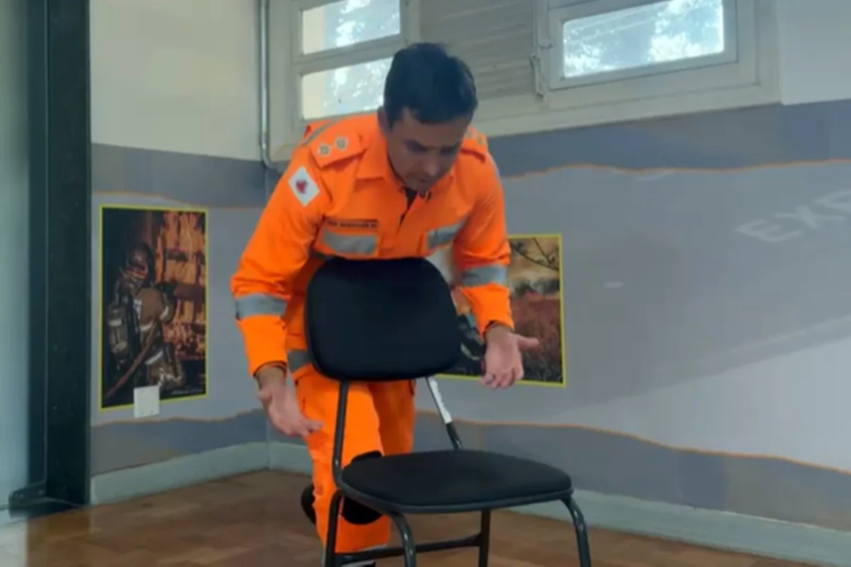Engasgo: bombeiros mostram manobra para tentar se salvar sozinho