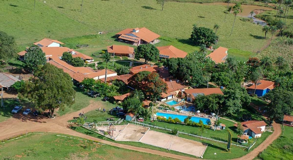 Hotel Fazenda Araras: de passeios a cavalo e trilhas a toboágua