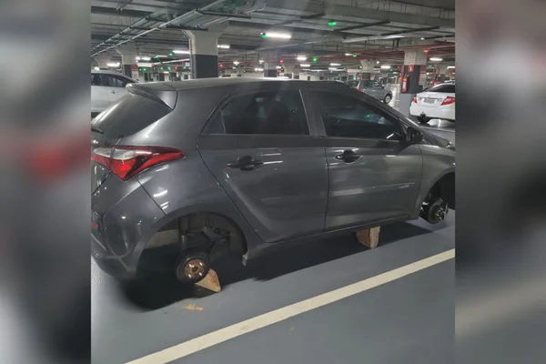 Mulher estaciona em shopping e rodas de carro são furtadas no RJ 2