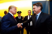O presidente dos EUA, Donald Trump, em encontro com o então presidente brasileiro, Jair Bolsonaro (PL), em 2019.