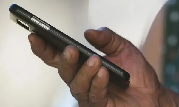 SC: aposentado cai em golpe no WhatsApp e perde metade do 13º salário