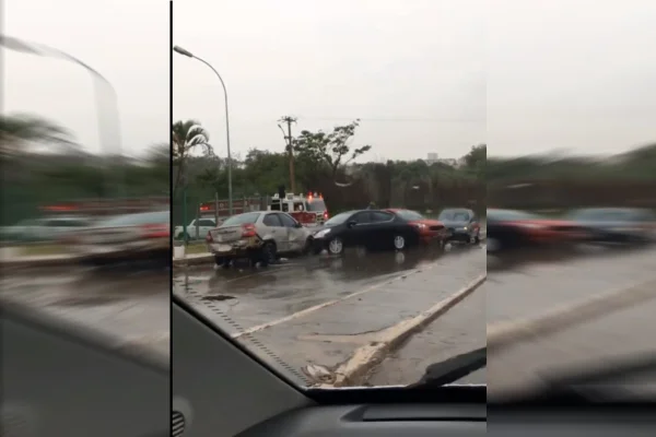 DF: tempestade arrasta carros, derruba árvores e deixa ônibus alagado
