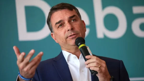 Flávio tira a fantasia de “moderado” e oficializa que é tal pai, tal filho