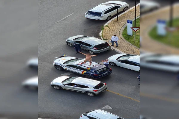 Homem em surto psicótico é contido após subir nu em viatura da PMDF