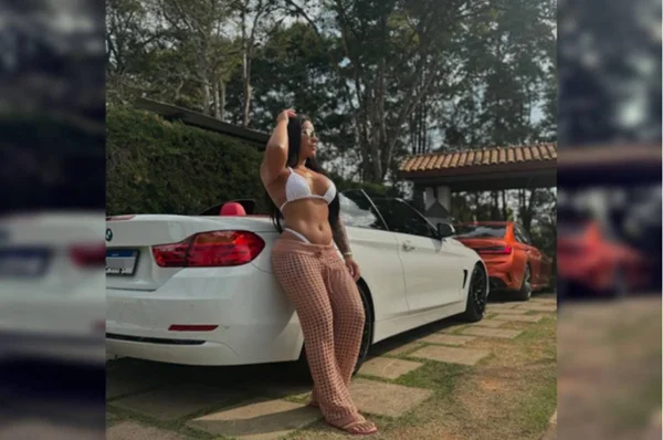 mulher encostada em BMW