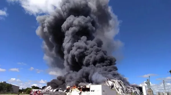 Incêndio em loja da Havan, na Bahia, causa nuvens cinzas de fumaça próximo a estátua da Liberdade na frente do local - Metrópoles
