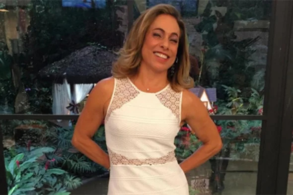 Cissa Guimarães posta foto de biquíni e quebra a internet