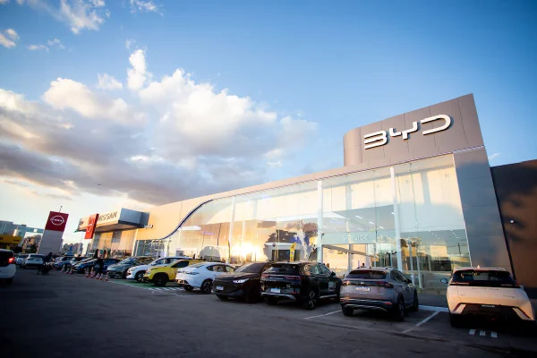 Imagem colorida mostra fachada da BYD em Taguatinga