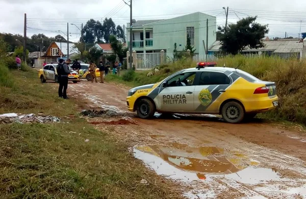 Mulher assassinada é encontrada dentro de valeta em bairro de Curitiba