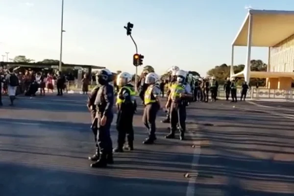 Manifestação indígena bloqueia parte da Esplanada dos Ministérios