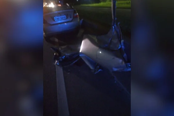 Carro “voa” após batida, cai sobre outro veículo e mata 3 na Dutra - destaque galeria Carro “voa” após batida, cai sobre outro veículo e mata 3 na Dutra - destaque galeria