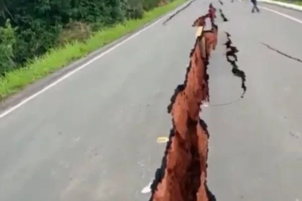 Vídeo: asfalto cede e crateras interditam rodovia de Manaus