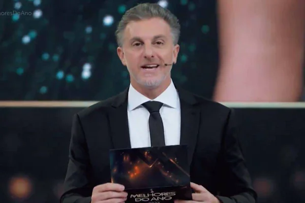 Foto colorida do apresentador Luciano Huck falando no prêmio Melhores do Ano - Metrópoles