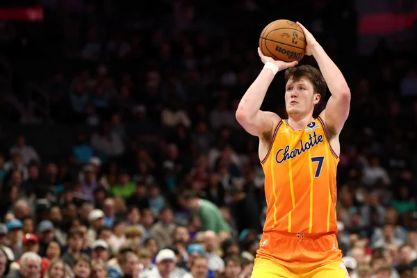 Novato da NBA alcança 100 bolas de três em tempo recorde