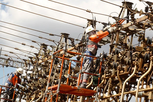 Subestação de energia elétrica da ENEL - Trabalhadores da ENEL - Energia Eletrica