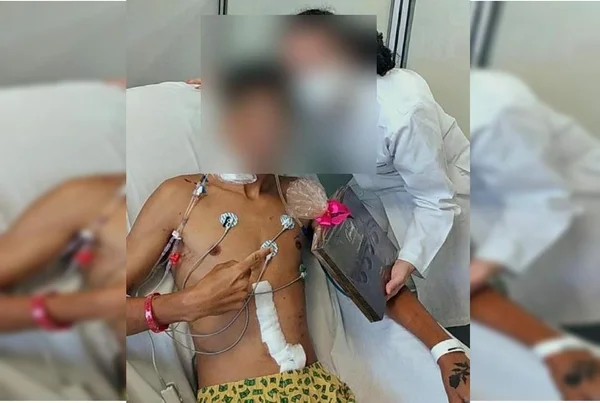 Jovem com ferimento na barriga ao lado de um médica