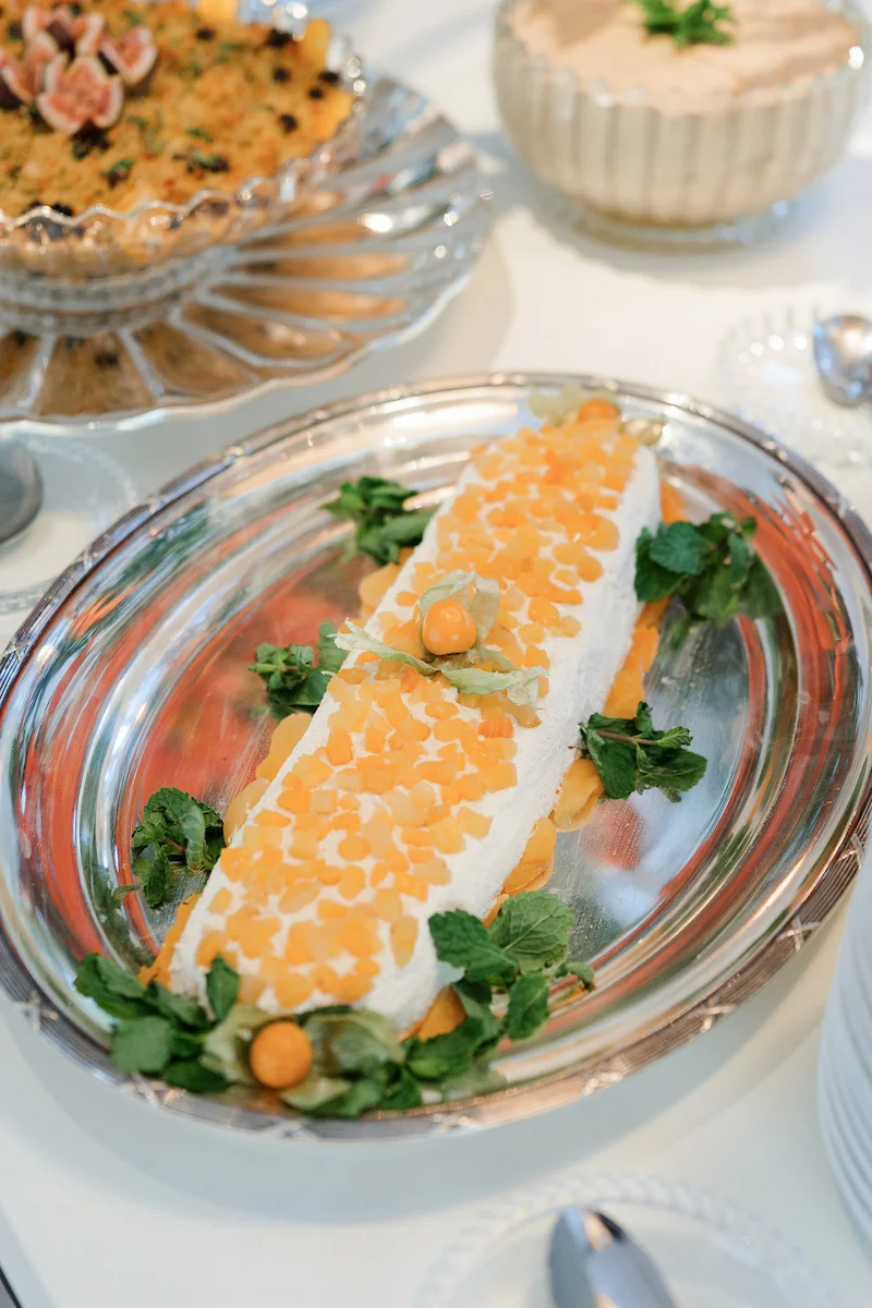 Patê cremoso de cream cheese com cobertura de damascos picados Patê cremoso de cream cheese com cobertura de damascos picados