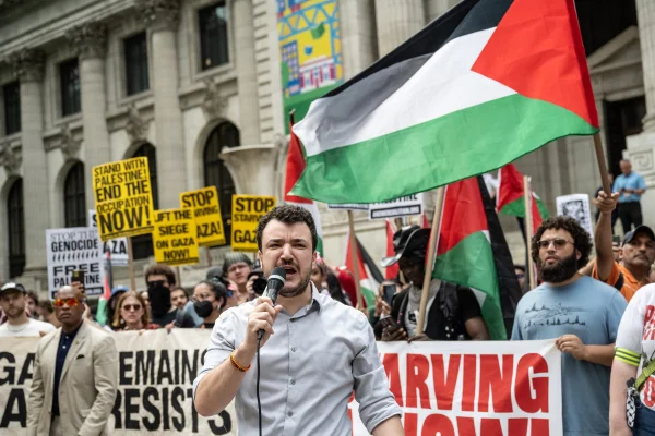 O líder estudantil pró-Palestina Mahmoud Khalil em Nova York (Estados Unidos)